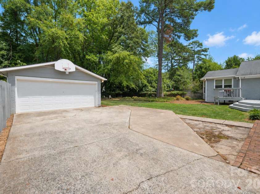 6009 Bismark Place, Charlotte, NC 28211.  MLS# CAR4425141, YatesRealty ID 53997. 