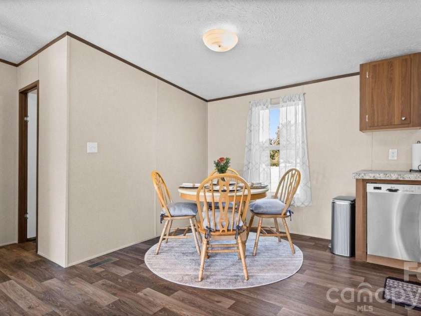137 Calhoun Road, Stony Point, NC 28678.  MLS# CAR4426600, YatesRealty ID 53998. Dining/ breakfast area