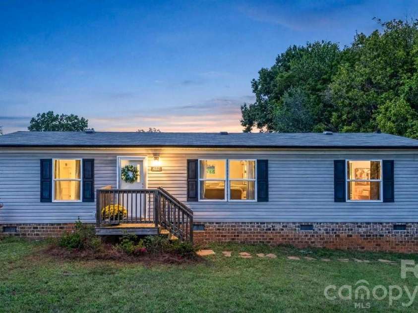 137 Calhoun Road, Stony Point, NC 28678.  MLS# CAR4426600, YatesRealty ID 53998. Welcome Home!