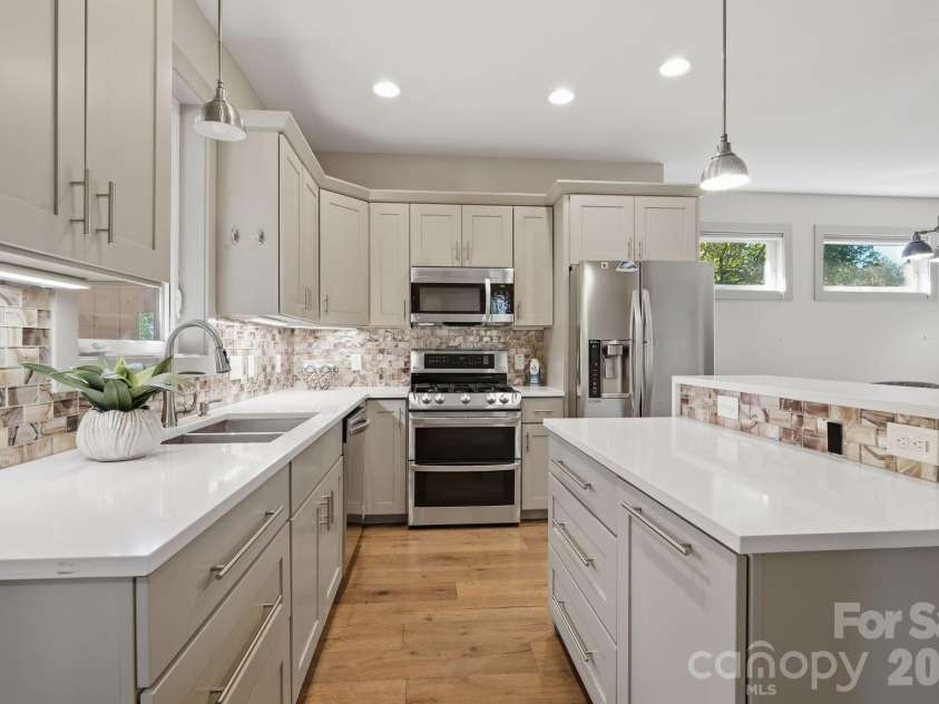 84 Middlemont Avenue, Asheville, NC 28806.  MLS# CAR4423134, YatesRealty ID 53999. 