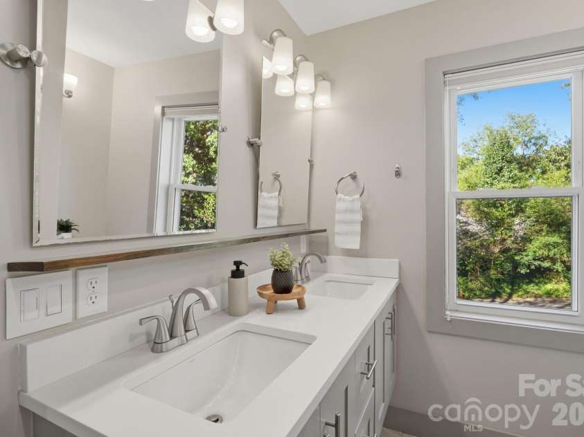 84 Middlemont Avenue, Asheville, NC 28806.  MLS# CAR4423134, YatesRealty ID 53999. 
