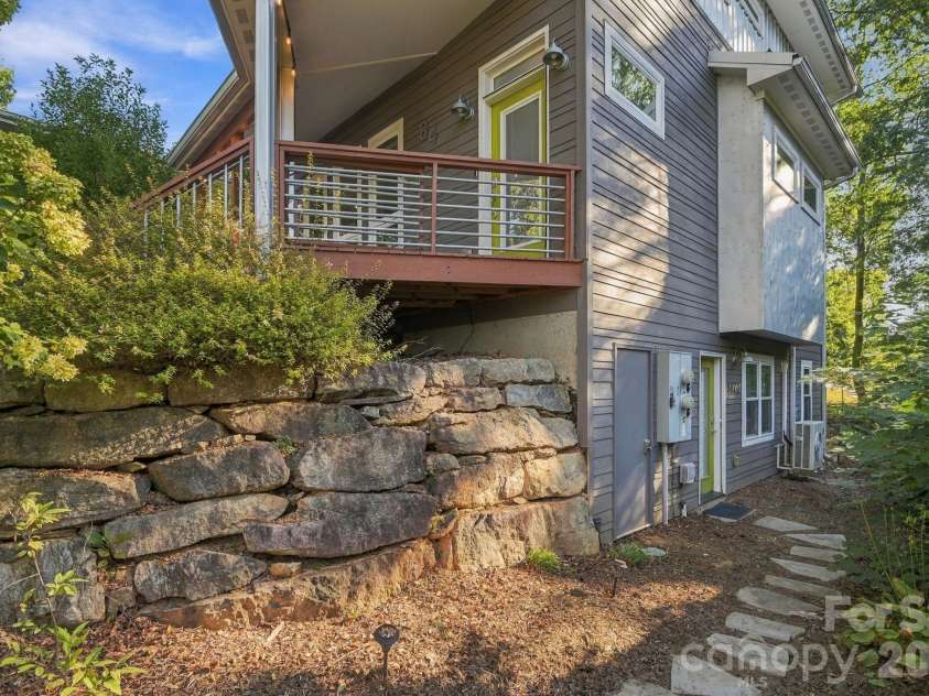 84 Middlemont Avenue, Asheville, NC 28806.  MLS# CAR4423134, YatesRealty ID 53999. 