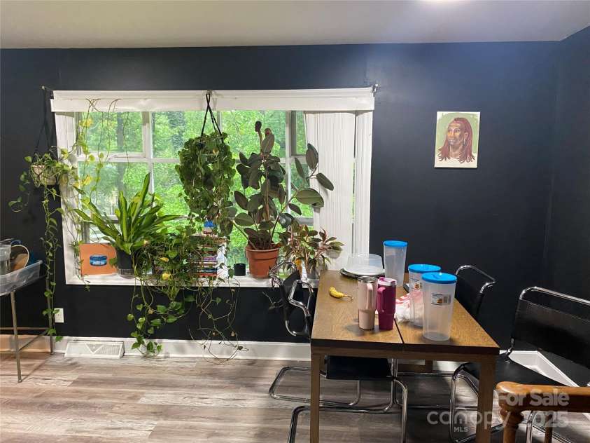 1615 Grovewood Drive, Charlotte, NC 28208.  MLS# CAR4251698, YatesRealty ID 540. BreakfastMain