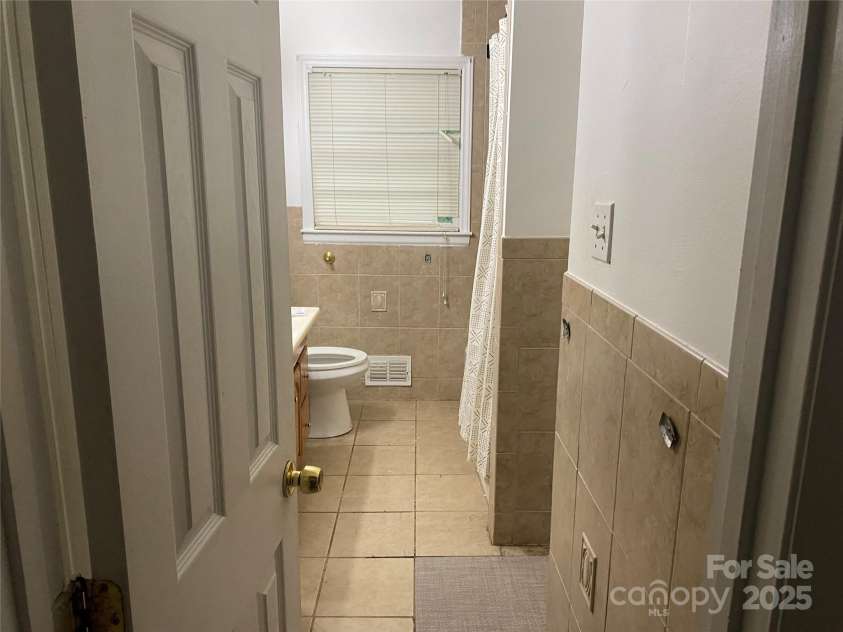 1615 Grovewood Drive, Charlotte, NC 28208.  MLS# CAR4251698, YatesRealty ID 540. Full BathUpper