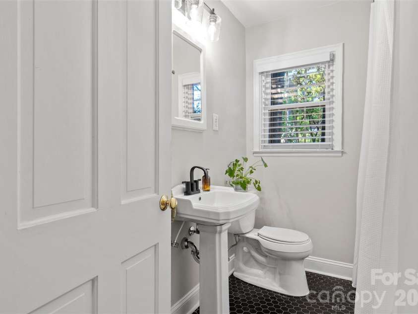 2608 Shenandoah Avenue, Charlotte, NC 28205.  MLS# CAR4423935, YatesRealty ID 54000. Full Bathroom