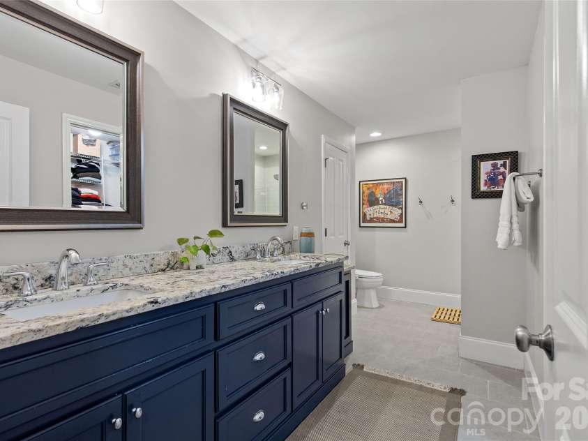 2608 Shenandoah Avenue, Charlotte, NC 28205.  MLS# CAR4423935, YatesRealty ID 54000. Primary Bathroom