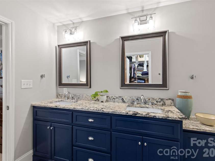 2608 Shenandoah Avenue, Charlotte, NC 28205.  MLS# CAR4423935, YatesRealty ID 54000. Primary Bathroom