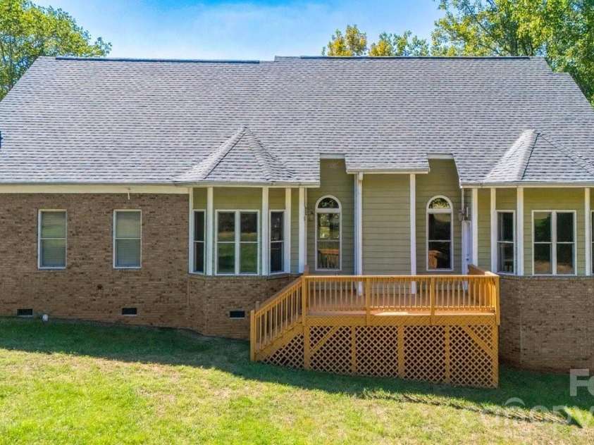 142 Fairway Drive, Mooresville, NC 28117.  MLS# CAR4416164, YatesRealty ID 54005. 
