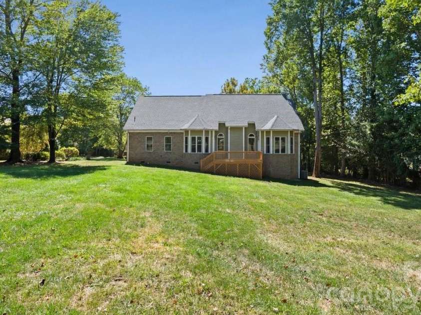 142 Fairway Drive, Mooresville, NC 28117.  MLS# CAR4416164, YatesRealty ID 54005. 