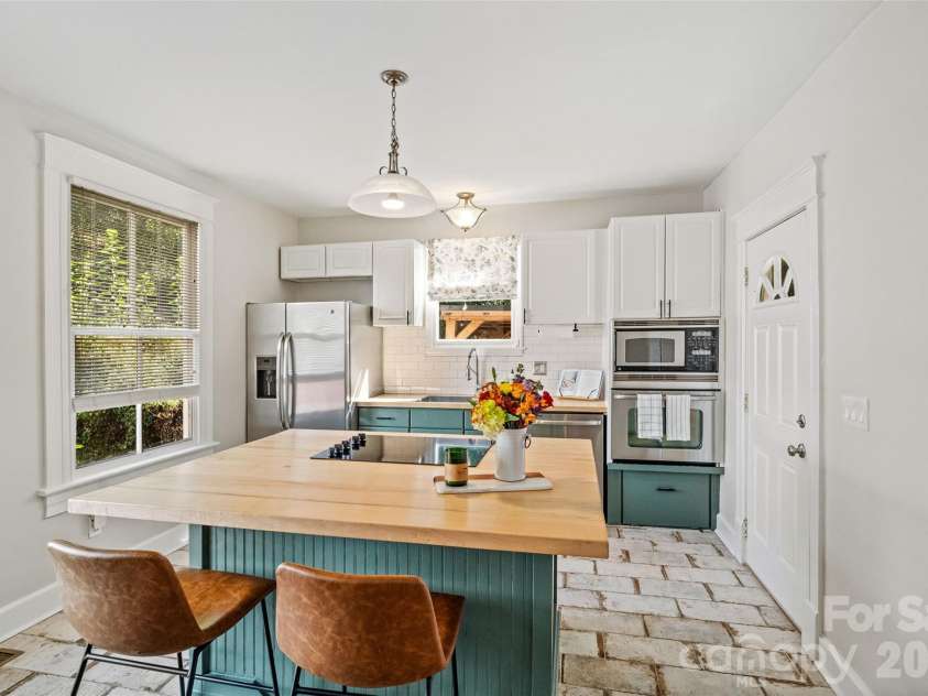 233 Marion Street, Rock Hill, SC 29730.  MLS# CAR4415460, YatesRealty ID 54008. A kitchen with character