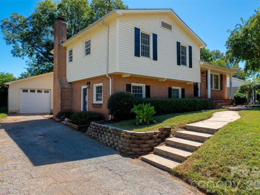 6929 Thorncliff Drive, Charlotte, NC 28210.  MLS# CAR4429691, YatesRealty ID 54010. 