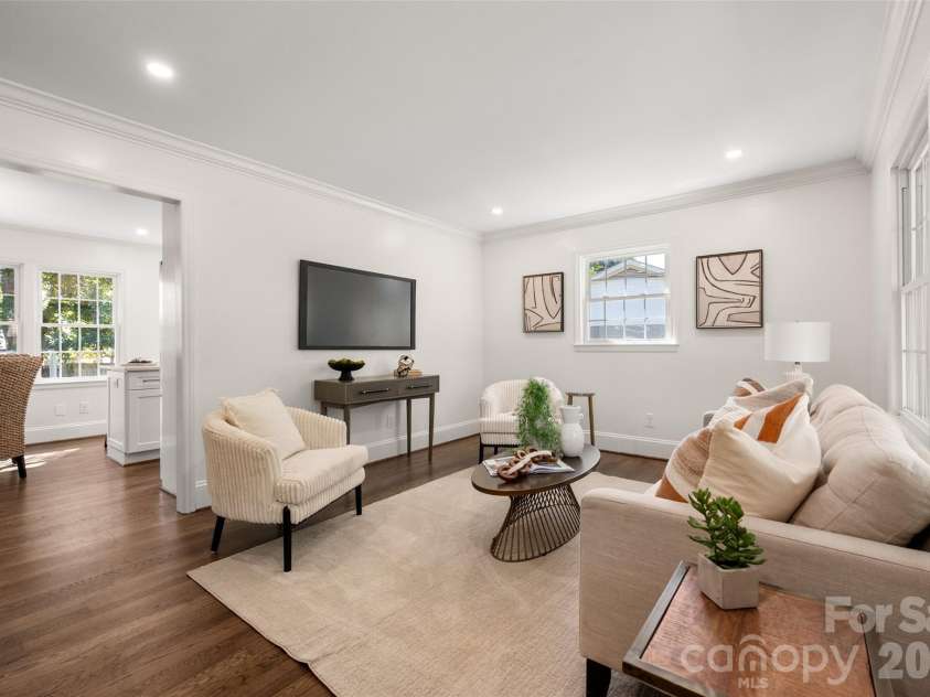 6929 Thorncliff Drive, Charlotte, NC 28210.  MLS# CAR4429691, YatesRealty ID 54010. 