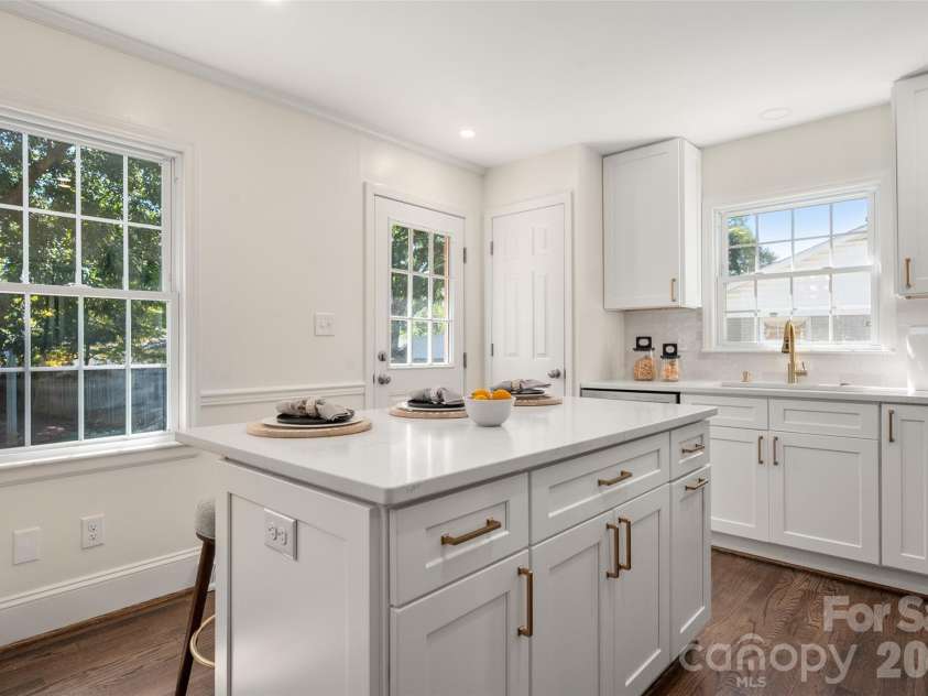 6929 Thorncliff Drive, Charlotte, NC 28210.  MLS# CAR4429691, YatesRealty ID 54010. 