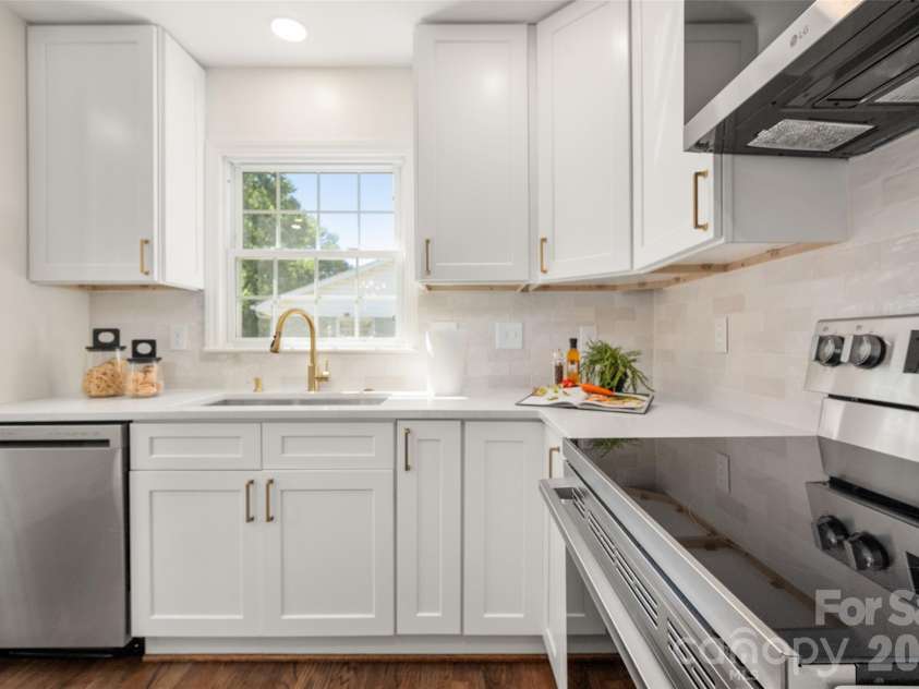 6929 Thorncliff Drive, Charlotte, NC 28210.  MLS# CAR4429691, YatesRealty ID 54010. 