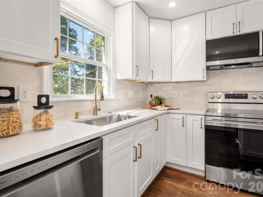 6929 Thorncliff Drive, Charlotte, NC 28210.  MLS# CAR4429691, YatesRealty ID 54010. 