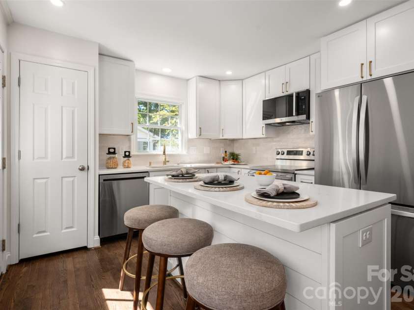6929 Thorncliff Drive, Charlotte, NC 28210.  MLS# CAR4429691, YatesRealty ID 54010. 