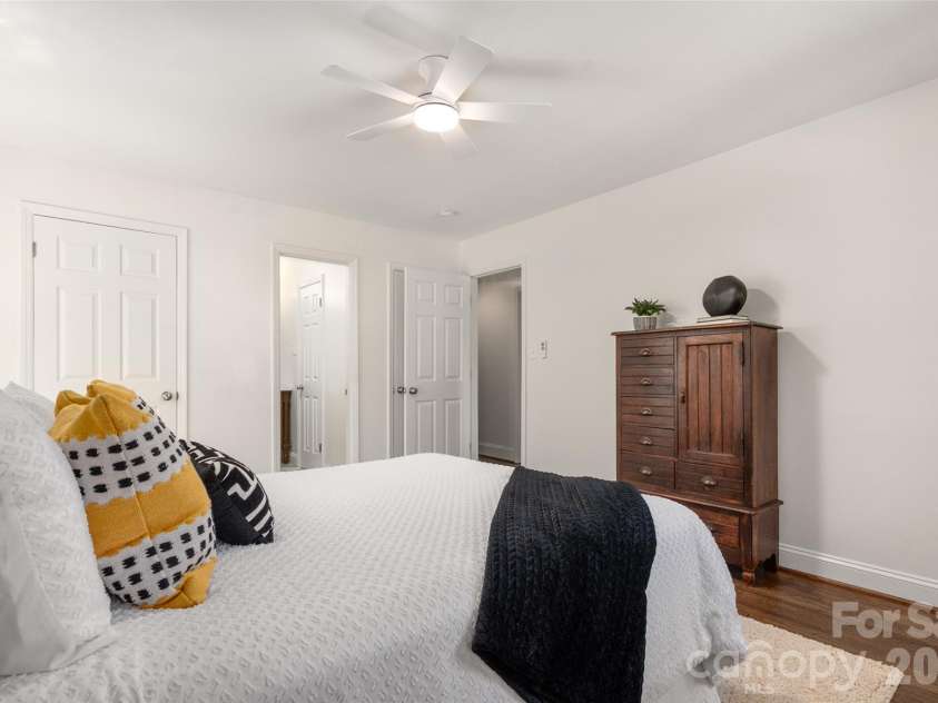 6929 Thorncliff Drive, Charlotte, NC 28210.  MLS# CAR4429691, YatesRealty ID 54010. 