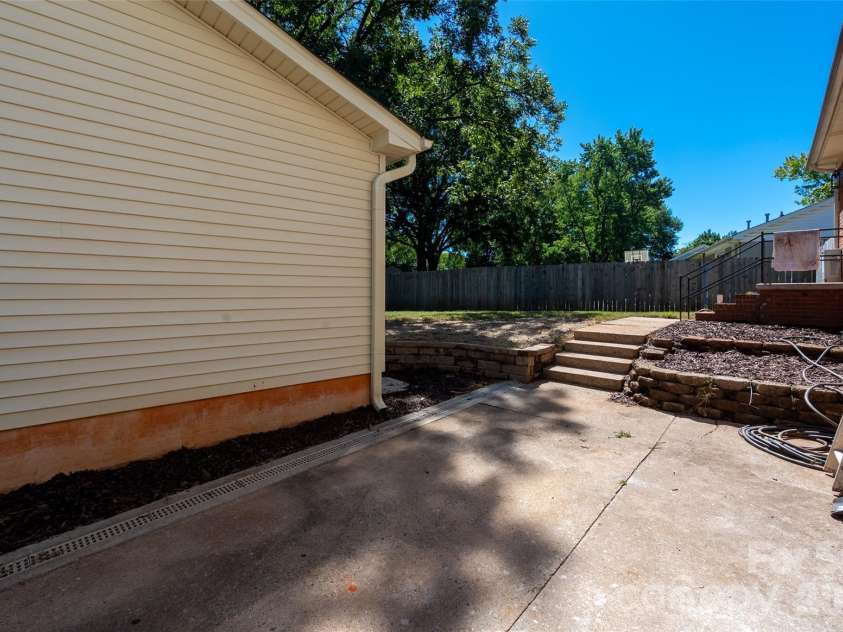6929 Thorncliff Drive, Charlotte, NC 28210.  MLS# CAR4429691, YatesRealty ID 54010. 