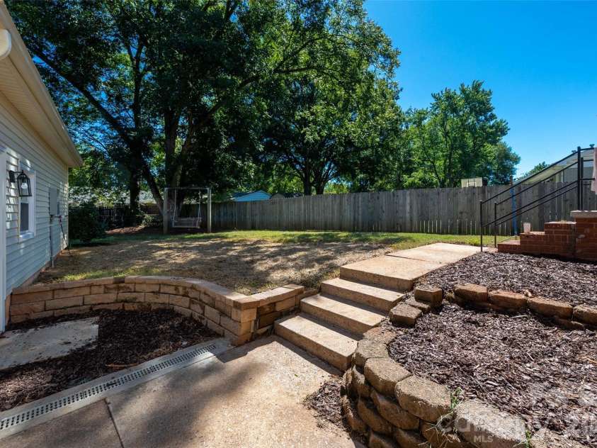 6929 Thorncliff Drive, Charlotte, NC 28210.  MLS# CAR4429691, YatesRealty ID 54010. 