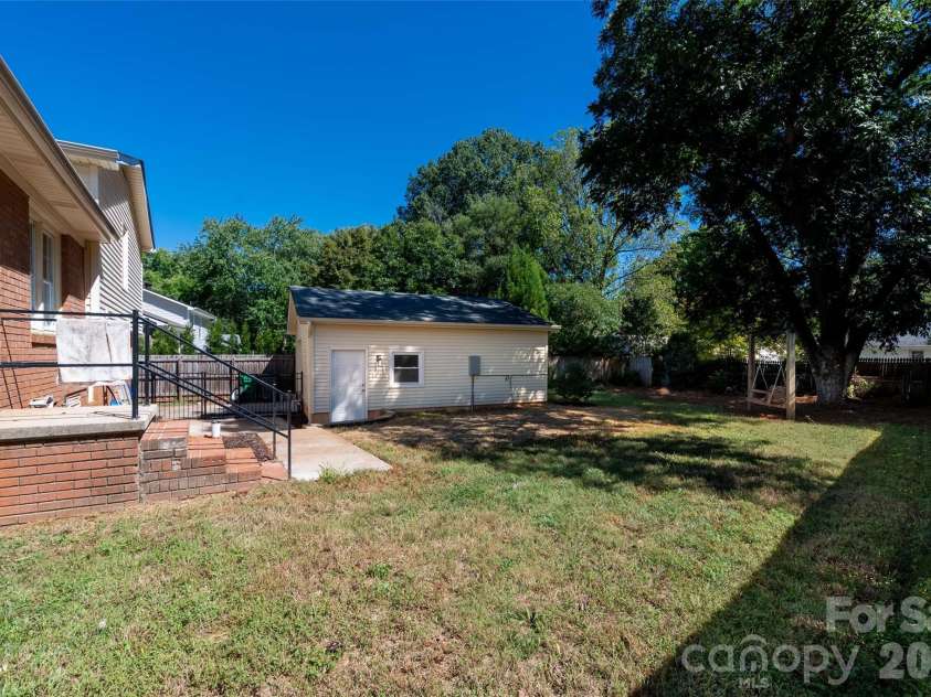 6929 Thorncliff Drive, Charlotte, NC 28210.  MLS# CAR4429691, YatesRealty ID 54010. 