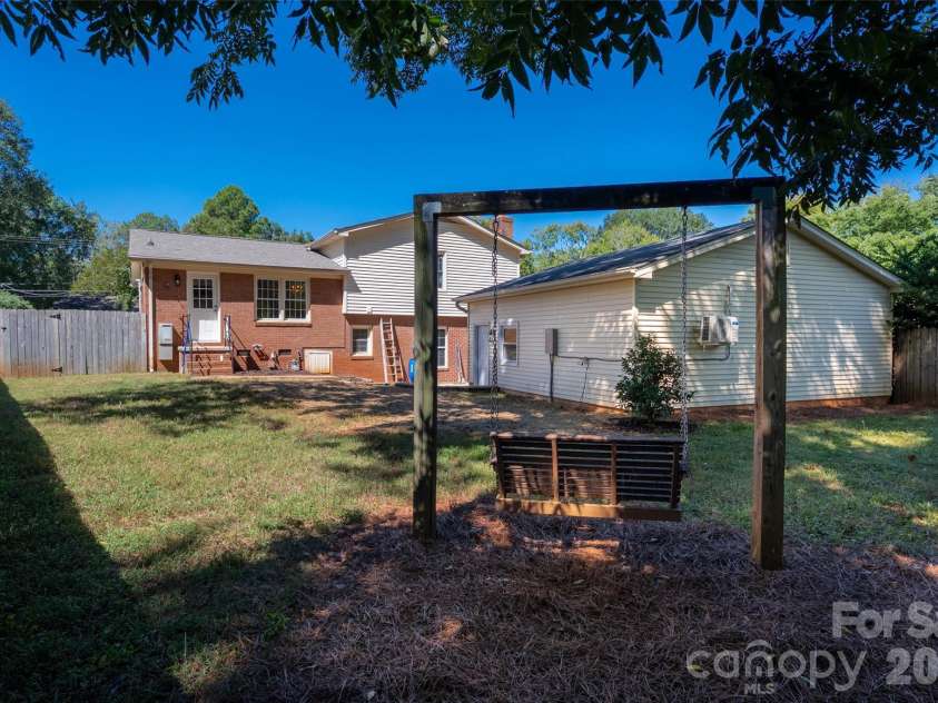 6929 Thorncliff Drive, Charlotte, NC 28210.  MLS# CAR4429691, YatesRealty ID 54010. 