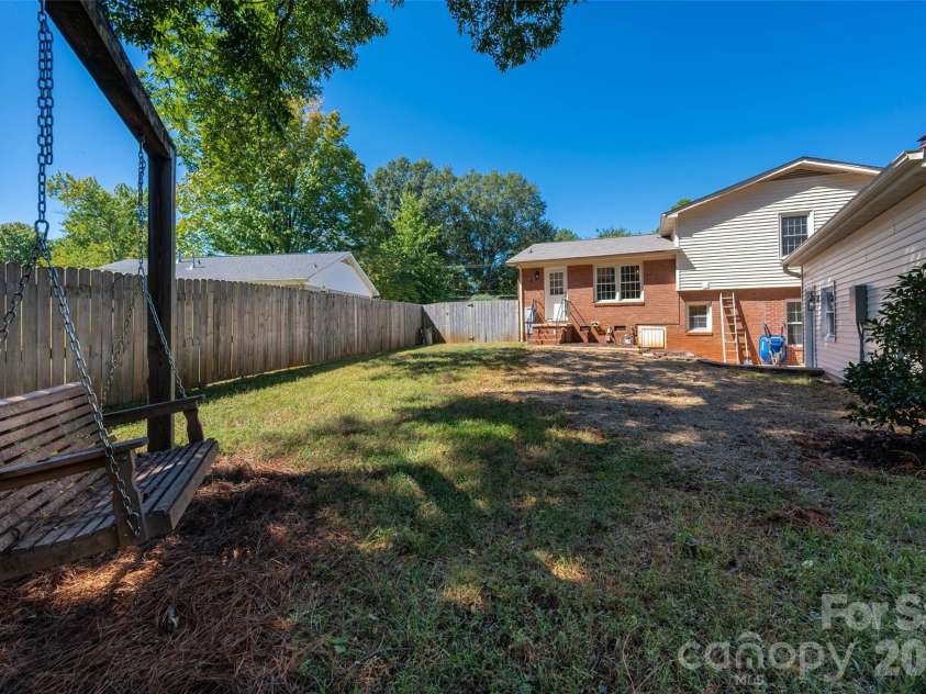 6929 Thorncliff Drive, Charlotte, NC 28210.  MLS# CAR4429691, YatesRealty ID 54010. 