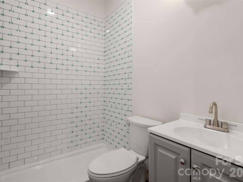 6929 Thorncliff Drive, Charlotte, NC 28210.  MLS# CAR4429691, YatesRealty ID 54010. 