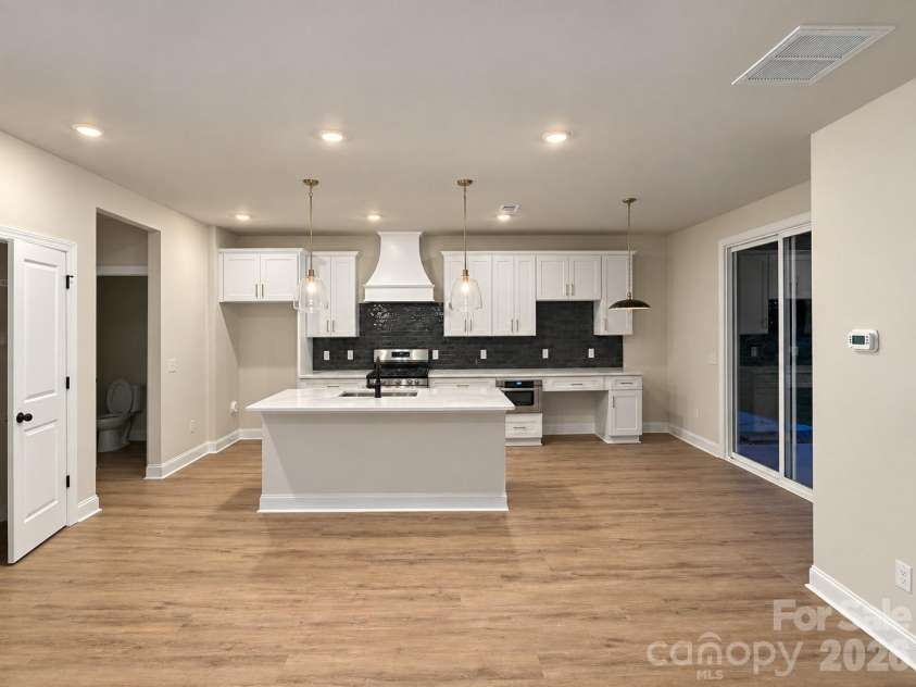 552 Carolyn Lane, Charlotte, NC 28213.  MLS# CAR4426145, YatesRealty ID 54013. 