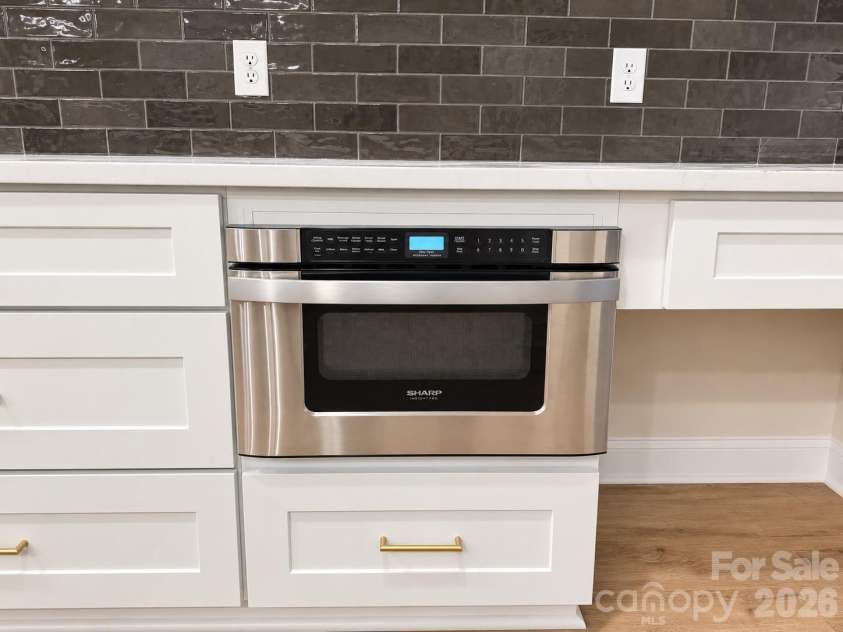 552 Carolyn Lane, Charlotte, NC 28213.  MLS# CAR4426145, YatesRealty ID 54013. Premium Appliance Package