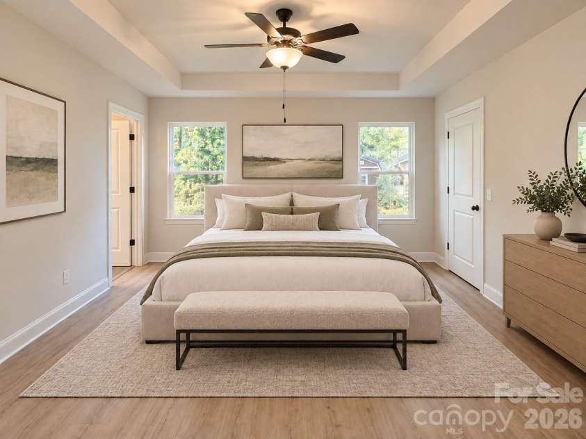 552 Carolyn Lane, Charlotte, NC 28213.  MLS# CAR4426145, YatesRealty ID 54013. Spacious Primary with trey ceiling!virtually staged