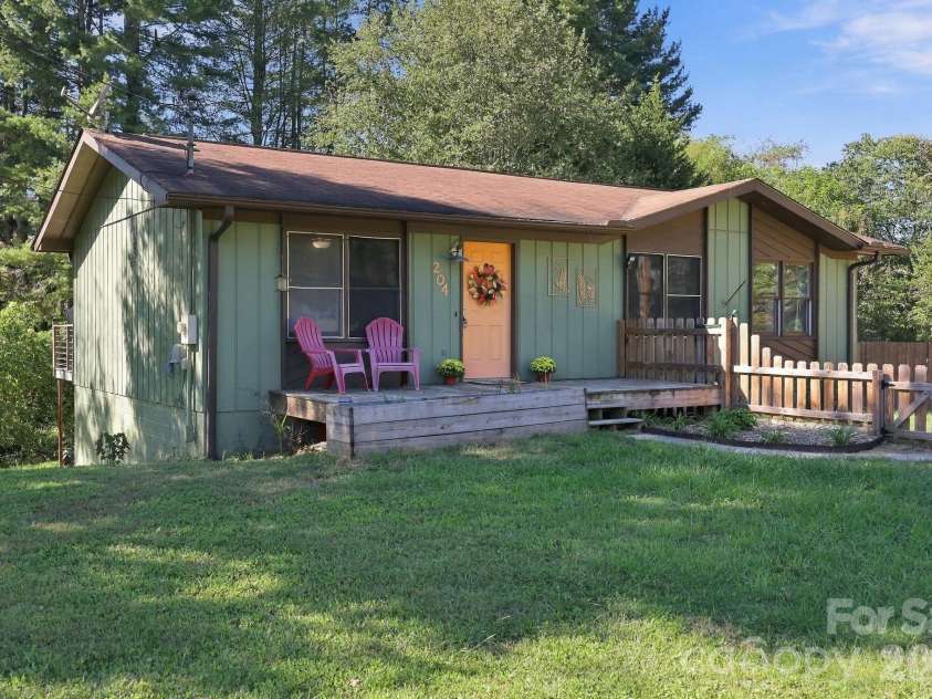 204 Oakdale Road, Waynesville, NC 28786.  MLS# CAR4428185, YatesRealty ID 54015. 