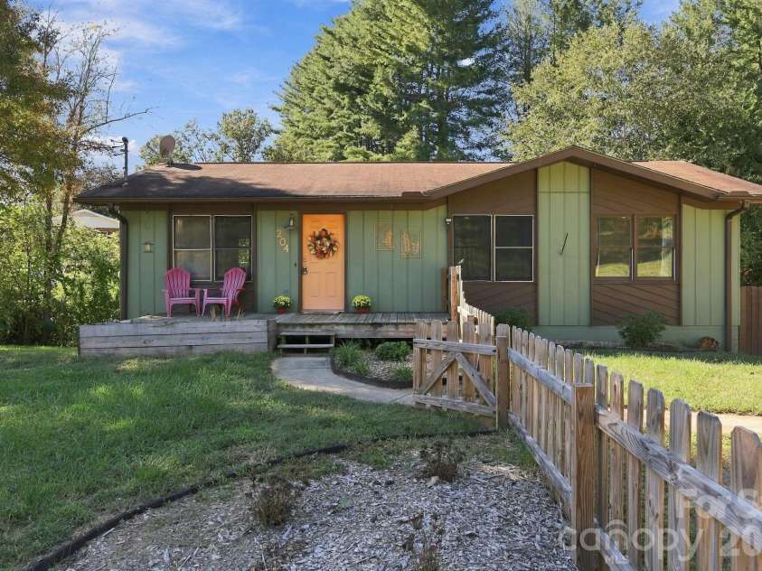 204 Oakdale Road, Waynesville, NC 28786.  MLS# CAR4428185, YatesRealty ID 54015. 