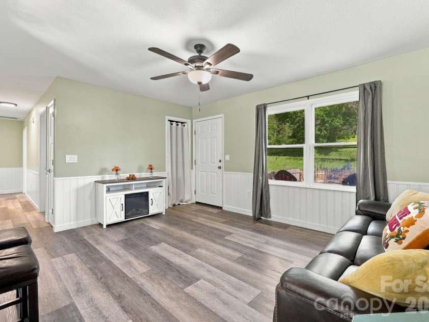 204 Oakdale Road, Waynesville, NC 28786.  MLS# CAR4428185, YatesRealty ID 54015. 
