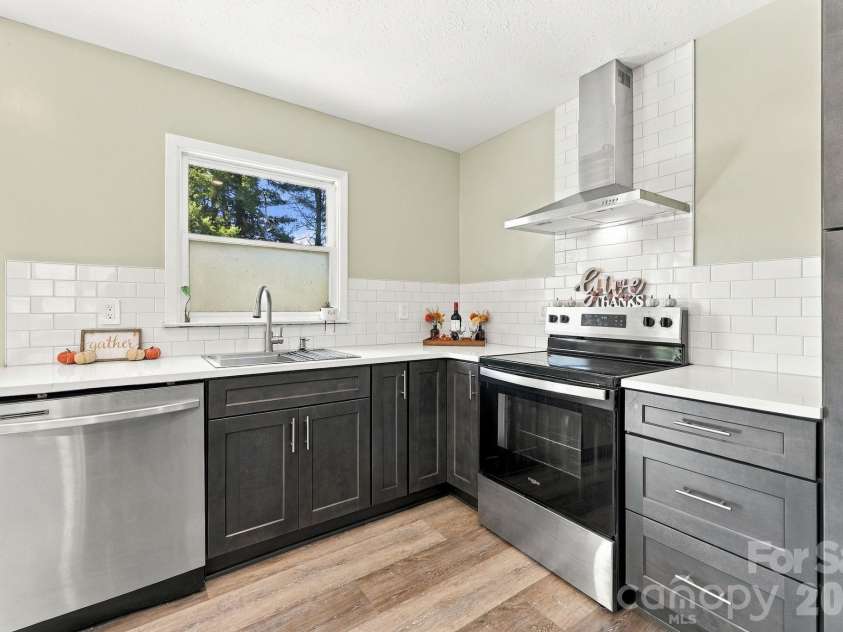 204 Oakdale Road, Waynesville, NC 28786.  MLS# CAR4428185, YatesRealty ID 54015. 