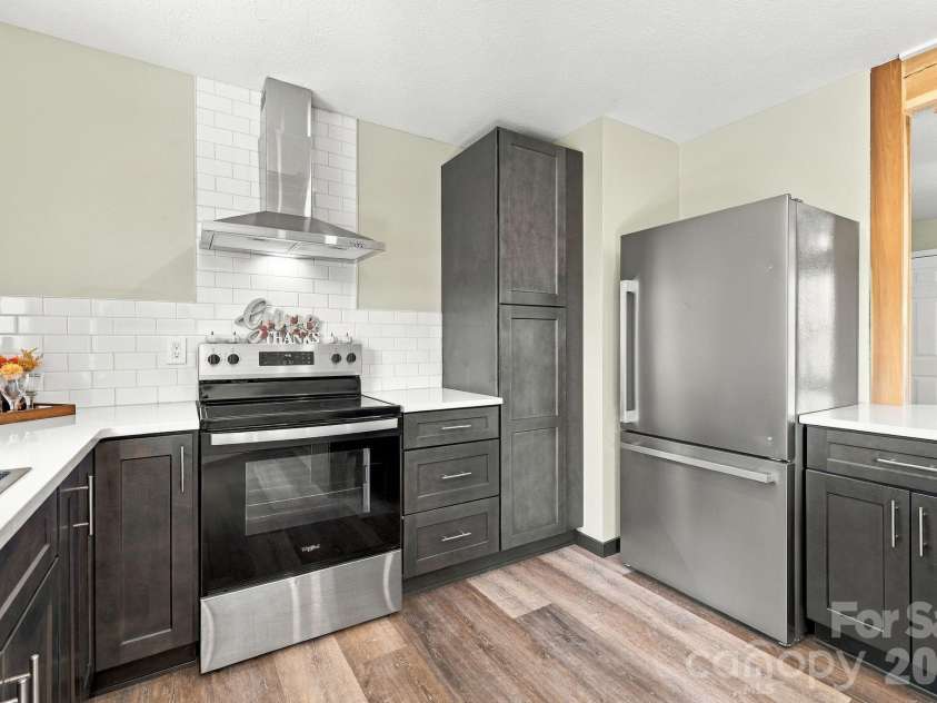 204 Oakdale Road, Waynesville, NC 28786.  MLS# CAR4428185, YatesRealty ID 54015. 
