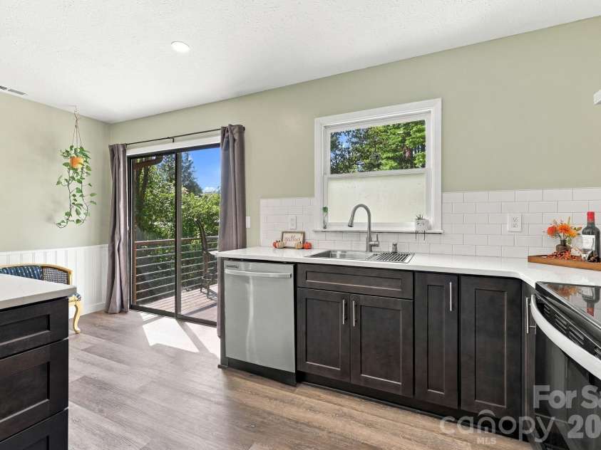 204 Oakdale Road, Waynesville, NC 28786.  MLS# CAR4428185, YatesRealty ID 54015. 
