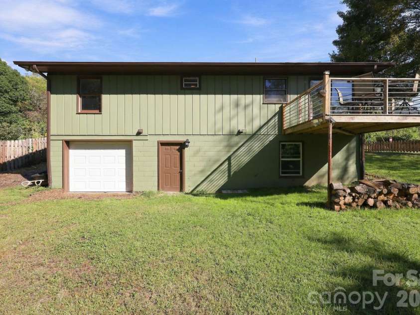 204 Oakdale Road, Waynesville, NC 28786.  MLS# CAR4428185, YatesRealty ID 54015. 