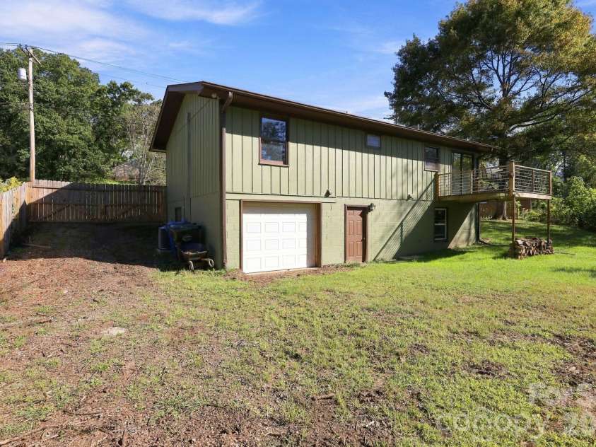 204 Oakdale Road, Waynesville, NC 28786.  MLS# CAR4428185, YatesRealty ID 54015. 