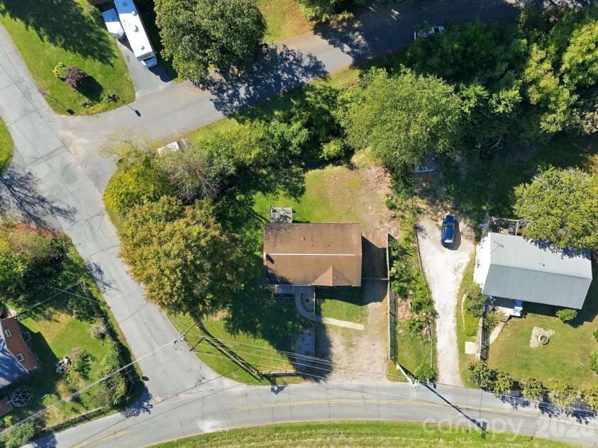 204 Oakdale Road, Waynesville, NC 28786.  MLS# CAR4428185, YatesRealty ID 54015. 