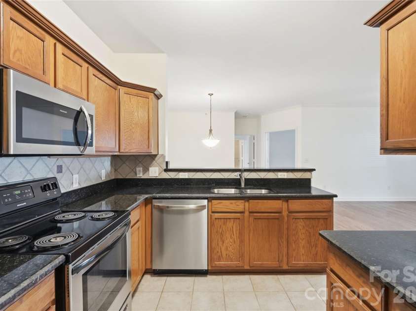 16406 Redstone Mountain Lane, Charlotte, NC 28277.  MLS# CAR4429830, YatesRealty ID 54019. Full kitchen with stainless appliances