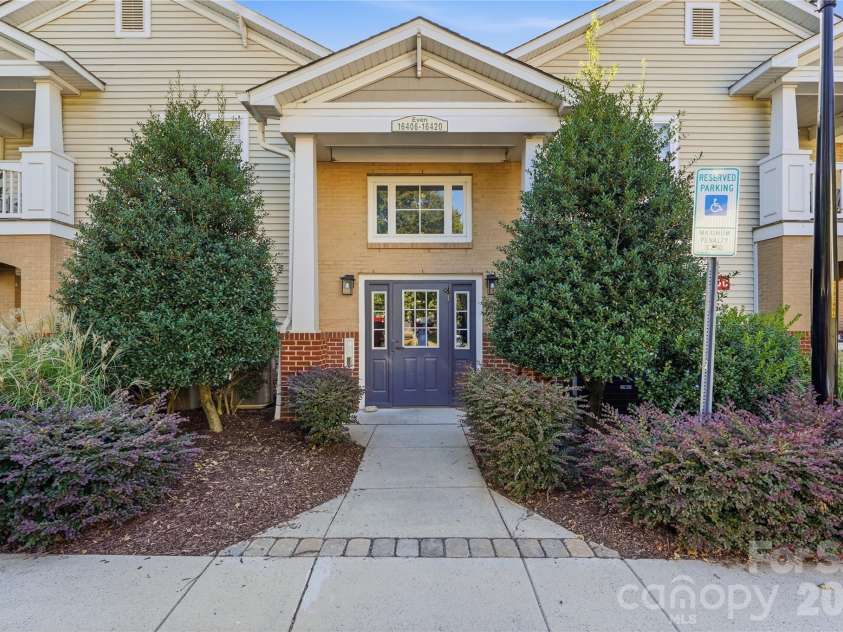 16406 Redstone Mountain Lane, Charlotte, NC 28277.  MLS# CAR4429830, YatesRealty ID 54019. Secure front door into the hallway