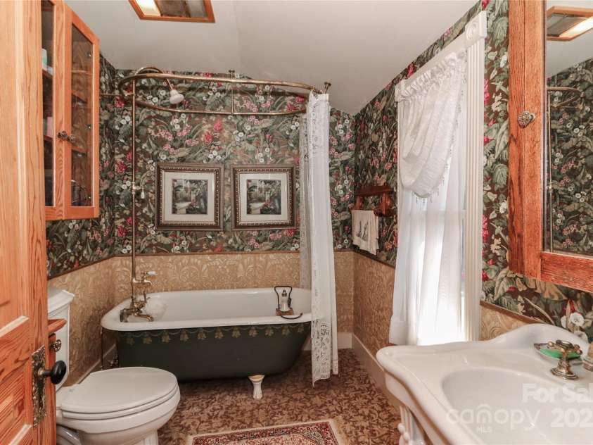 235 Walnut Street, Statesville, NC 28677.  MLS# CAR4134450, YatesRealty ID 5402. 2nd Level Full Bath