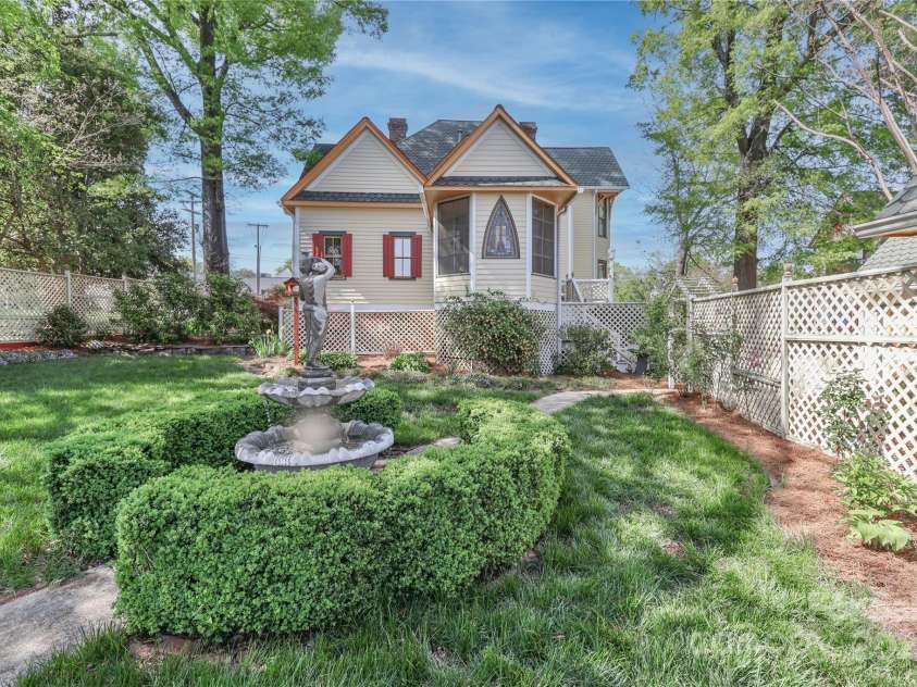 235 Walnut Street, Statesville, NC 28677.  MLS# CAR4134450, YatesRealty ID 5402. 