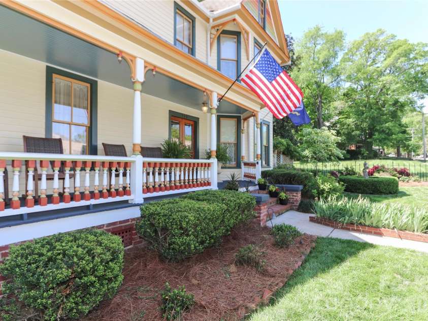 235 Walnut Street, Statesville, NC 28677.  MLS# CAR4134450, YatesRealty ID 5402. 