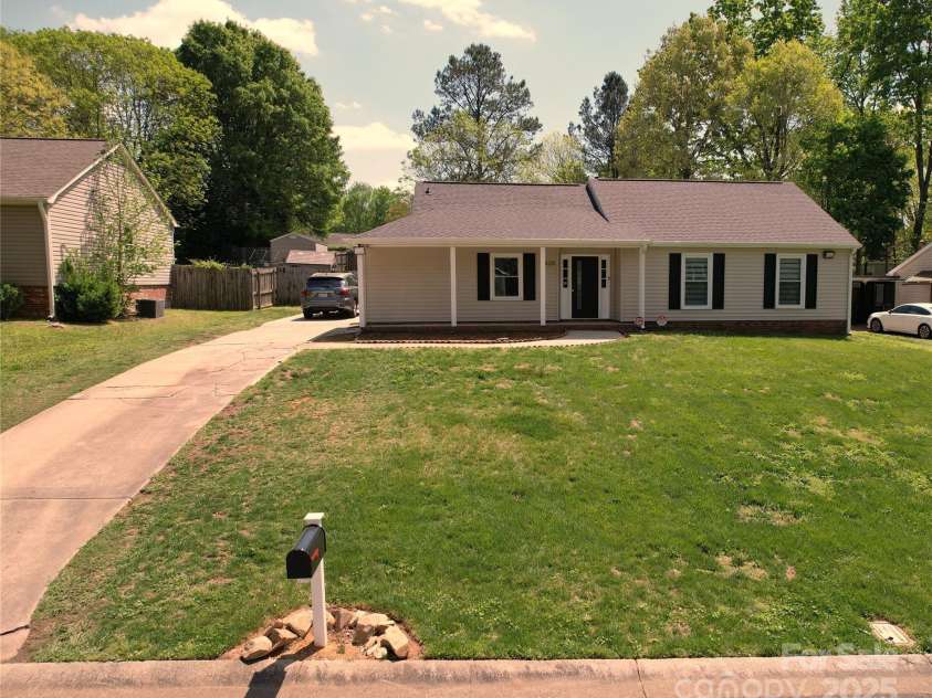 7428 beaufort Circle, Charlotte, NC 28227.  MLS# CAR4245860, YatesRealty ID 5402. 