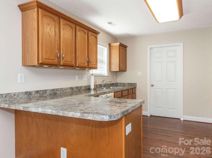 8415 Quail Hollow Drive, Harrisburg, NC 28075.  MLS# CAR4424111, YatesRealty ID 54022. Breakfast bar