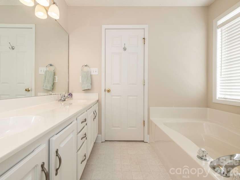 8415 Quail Hollow Drive, Harrisburg, NC 28075.  MLS# CAR4424111, YatesRealty ID 54022. Separate tub