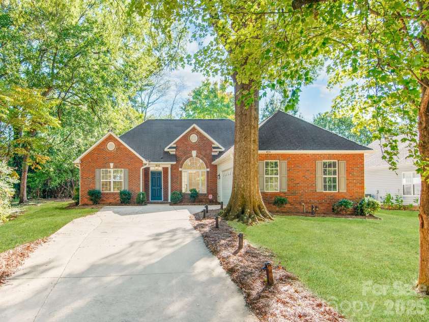 810 Greenhill Drive, Charlotte, NC 28217.  MLS# CAR4429940, YatesRealty ID 54023. 