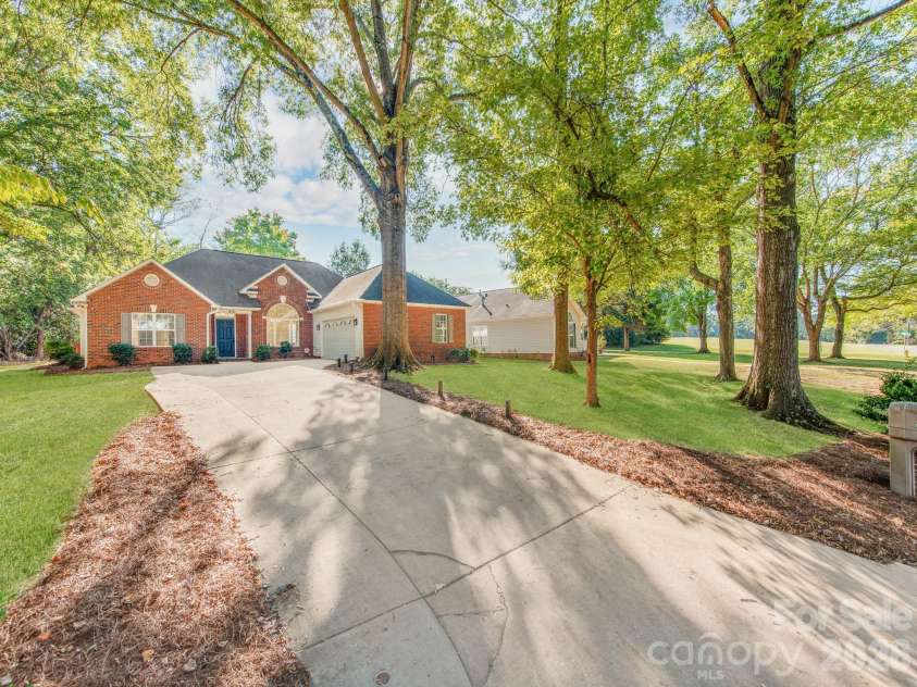 810 Greenhill Drive, Charlotte, NC 28217.  MLS# CAR4429940, YatesRealty ID 54023. 
