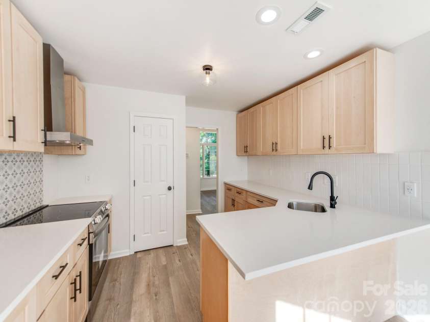 810 Greenhill Drive, Charlotte, NC 28217.  MLS# CAR4429940, YatesRealty ID 54023. 